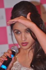 Alia Bhatt unveils Maybelline new collection in Canvas, Mumbai on 2nd May 2013 (33).JPG